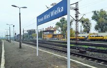 Tablica z nazwą stacji Nowa Wieś Wielka. fot. Mariusz Szlachciak PKP PLK
