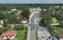 Widok z góry na tunel drogowy w Sulejówku, widać przejeżdzające tunelem samochody, fot. A.Lewandowski, P.Mieszkowski