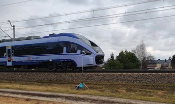 Monitoring hałasu przy linii kolejowej jedzie pociąg. fot. Łukasz Dudzikowski, PKP Polskie Linie Kolejowe S.A.