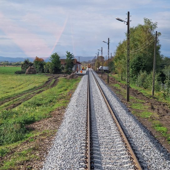 Linia nr 102 Przemyśl - Malhowice, nowy tor, w dali widać ostatnie prace na peronie, fot. Mieczysław Borowiec