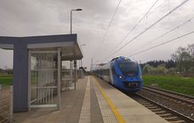 Pociąg przy peronie w Morzycy_fot. Bartosz Pietrzykowski (2)