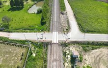 Przejazd kolejowo-drogowy na szlaku Ełk-Giżycko. fot. Damian Strzemkowski PLK