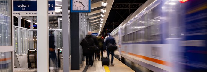 Rzeszów-Główny - stoi pociag, podróżni są na peronie, fot. Szymon-Grochowski