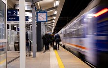 Rzeszów-Główny - stoi pociag, podróżni są na peronie, fot. Szymon-Grochowski