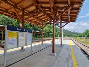 Stacja Jedlina-Zdrój, widok na peron, wiatę i gablotę informacyjną; fot. Magdalena Janus
