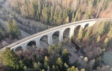 Wiadukt kolejowy w Wiśle Głębce widziany z lotu ptaka, na wiadukcie tor i sieć trakcyjna, fot. Adam Roik (2)