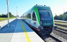 Pociąg przy nowym peronie w Niemojkach, fot. W.Milewski, PKP Polskie Linie Kolejowe SA