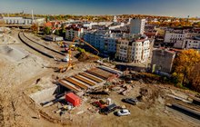 Budowany wiadukt nad ul. Floriańską w Chorzowie, widać maszyny, w tle stację Chorzów Miasto, fot. Szymon Grochowski