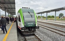 Stacja Łomża Pasażerowie stoją na peronie stacji Łomża, przy peronie pociąg PR fot. Tomasz Łotowski