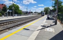 Pociąg wjeżdżający na nowy peron stacji Grodzisk Wielkopolski_fot.Radek Śledziński