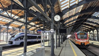 Stacja Białystok stoją pociagi widać zegar fot Tomasz Łotowski PLK SA