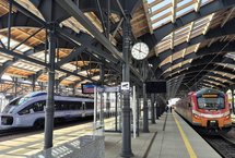 Stacja Białystok stoją pociagi widać zegar fot Tomasz Łotowski PLK SA