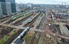 Widok z góry na stację Warszawa Zachodnia. Widoczne perony i pociągi