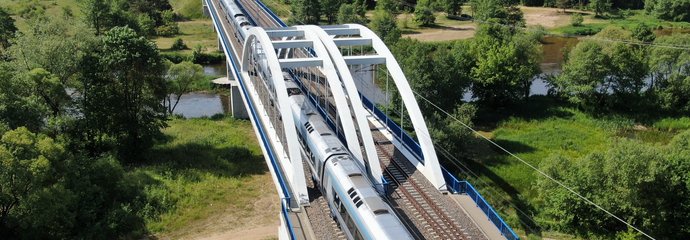 pociąg przejeżdżający przez most na trasie Centralnej Magistrali Kolejowej, fot. PLK