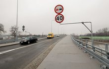Wiadukt w Łochowie, jadą samochody, fot. Ł. Bryłowski PKP Polskie Linie Kolejowe S.A