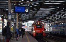 Katowice, podróżni czekają na pociąg do Gliwic, fot. Katarzyna Głowacka