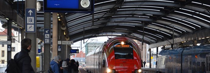 Katowice, podróżni czekają na pociąg do Gliwic, fot. Katarzyna Głowacka