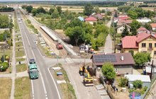 Linia Padew - Mielec, widać konstruckje nowych peronów w Tuszowie Narodowym, pracują ludzie i maszyny fot. Krzysztof Dzidek (1)