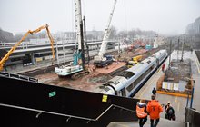 Pendolino przy peronie. Mobilni informatorzy. Maszyny pracujące obok pociągu_fot. Martyn Janduła