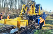 Robotnicy przy pomocy maszyny wymieniają podkład toru, fot. Andrzej Urbanowicz PLK