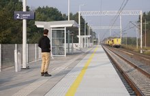 Pociąg przy nowym peronie w Miedwiecku, autor: Grzegorz Biega