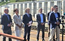 Piotr Malepszak, wiceminister infrastruktury, przemawia podczas briefingu w Gdańsku
