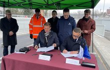 Przedstawiciel wykonawcy i PLK SA podpisują umowę na nowy tunel pod torami w Sulejówku, w tle przedstawiciele MI i władz samorządowych, fot. Anna Znajewska-Pawluk
