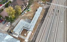 Stacja Olkusz z nowymi torami, peronami i przejściem podziemnym, jest pociąg towarowy, fot. Krzysztof Dzidek (1)