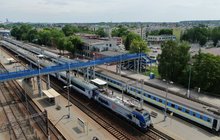 Widok z góry na stację w Chełmie, widać pociągi i kładkę nad torami, fot. P. Mieszkowski, A.Lewandowski