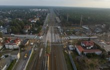 Widok z lotu ptaka na budowany tunel w Legionowie. Widać tory po których jedzie pociąg, fot. Łukasz Bryłowski (1)