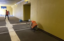 Wykonawcy prowadzą prace porządkowe w przejściu podziemnym stacji Ożarów Mazowiecki, fot. Anna Znajewska-Pawluk
