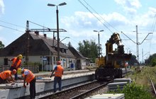 Przystanek Zawadzkie. Robotnicy pracują na peronie wyspowym. Fot1. Fot. M. Pabiańska