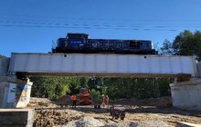 Próby obciążeniowe na nowym moście w Janinowie, na moście lokomotywa, poniżej maszyny i plac budowy, fot. Michał Aleksy