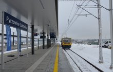 Stacja Pyrzowice Lotnisko, pociąg przy peronie, fot. Marta Pabiańska (1)