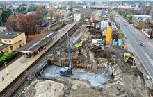 Maszyny na budowie przejścia podziemnego na stacji Warszawa Wawer, widać peron na stacji i pasażerów, fot. P. Mieszkowski (1)