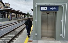 Nowa winda z podróżnym na stacji Nakło nad Notecią. fot. Przemysław Zieliński