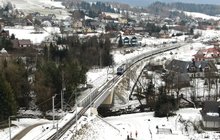 Nowy przystanek Chabówka Stadion i łącznica, przy peronie stoi pociąg, fot. Krzysztof Dzidek (2)