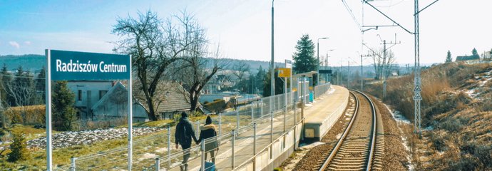 Nowy przystanek Radziszów Centrum na linii Skawina - Sucha Beskidzka - podróżni idą peronem, fot. Łukasz Hachuła