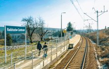Nowy przystanek Radziszów Centrum na linii Skawina - Sucha Beskidzka - podróżni idą peronem, fot. Łukasz Hachuła