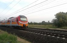 Pociąg przejeżdżający w miejscu, w którym powstanie dodatkowe przejście w Kiekrzu, fot. Radek Śledziński.