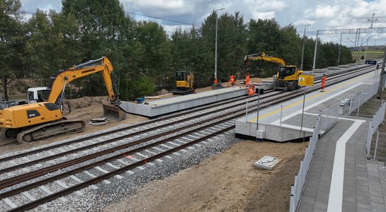 Maszyny budowlane, wykonawcy na peronach w Borowinie, widać nowe wejście na peron, fot. P. Mieszkowski, A.Lewandowski
