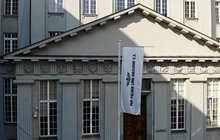 Widok na wejście do budynku Centrali PKP Polskie Linie Kolejowe S.A.