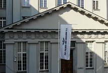 Widok na wejście do budynku Centrali PKP Polskie Linie Kolejowe S.A.