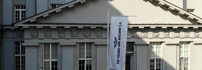 Widok na wejście do budynku Centrali PKP Polskie Linie Kolejowe S.A.