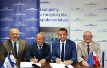 Przedstawiciele wykonawcy i Polskich Linii Kolejowych podpisują umowę na modernizację toru 2 Radzice-Radom, fot. M.Derezinski