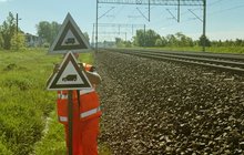 Demontaż znaku W6 przez pracownika PLK na torach fot. Andrzej Gnat PLK (1)