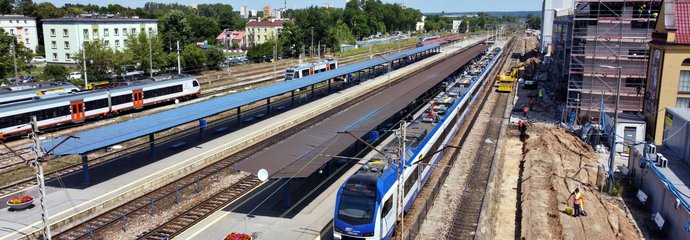 Pociąg wjeżdża na peron 2 stacji Kielce, widok z lotu ptaka, fot. Piotr Hamarnik