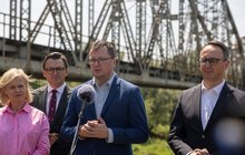 Prezes Marcin Mochocki informuje o inwestycji podczas briefingu prasowego fot. PLK SA