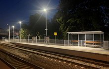 Przystanek Radlin Obszary nocą, widok na oświetlony peron z wiatą i ławką, fot. Krzysztof Żerko