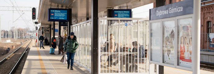 Stacja Dąbrowa Górnicza, podróżni czekają na pociąg na peronie, fot. Grzegorz Biega